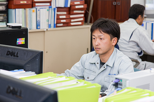 井堀さん仕事風景